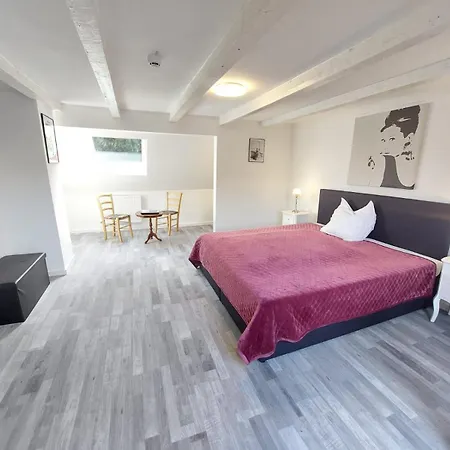 Silonce Am -ruhige Lage Im Gruenen, Parkplatz Und Garten Ideal Fuer Und Wanderfans 4*